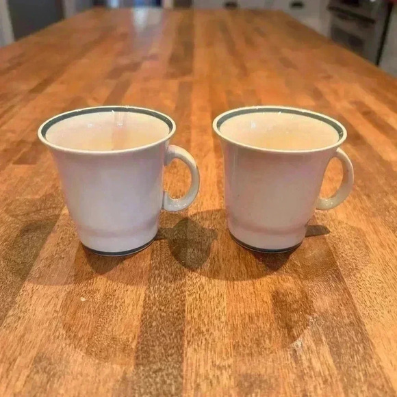 1930’s Vintage Susie Cooper Coffee/Tea Pot, Creamer  and Cups in Cream and Green - Picture 10 of 12